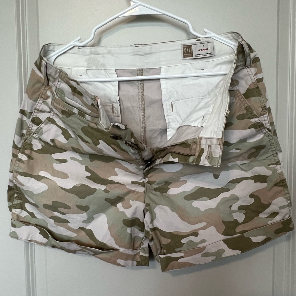 Gap Women’s camo shorts size 12 5”